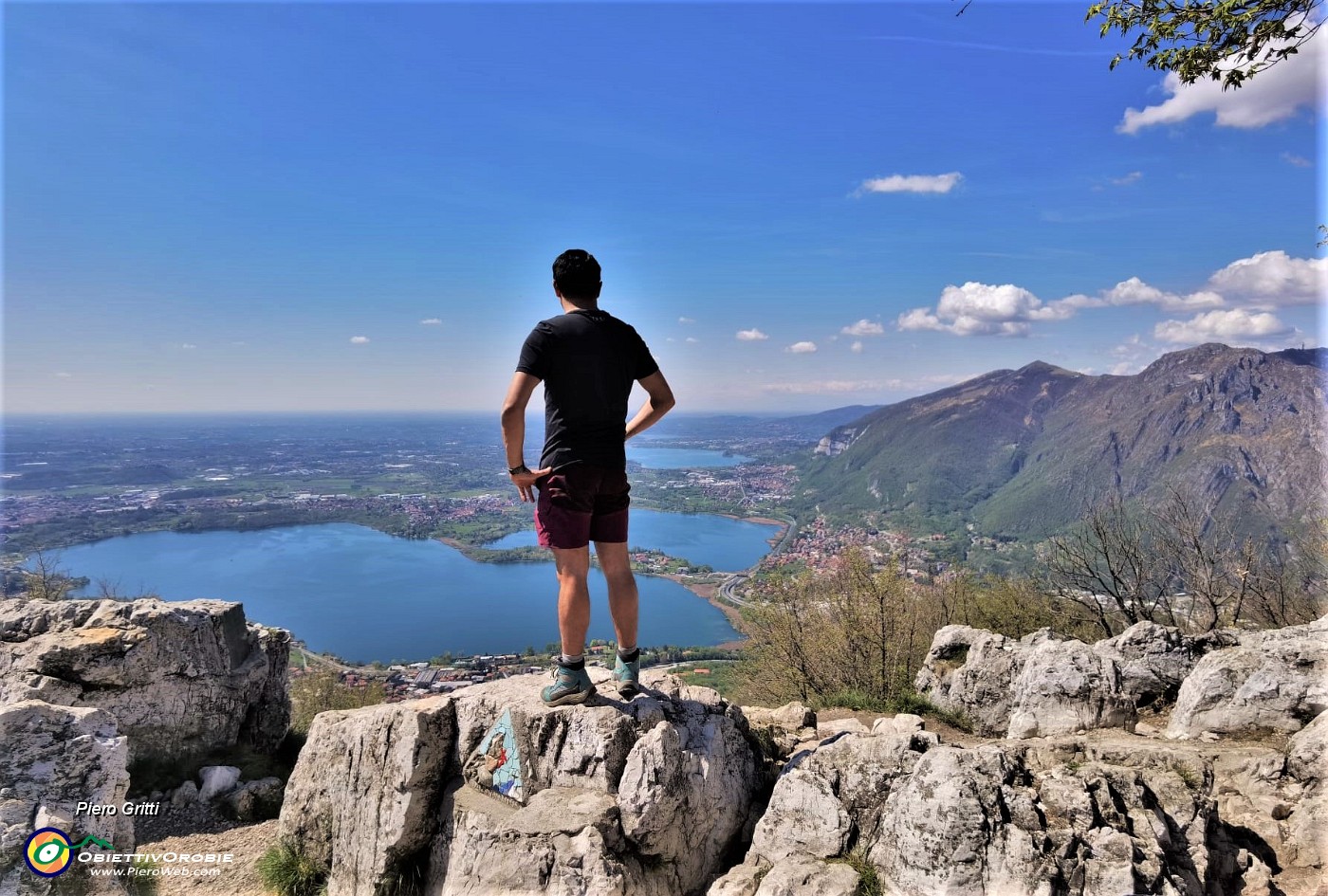 52 Per la via del ritorno avremo la vista sui laghi brianzoli.jpg